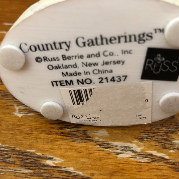 Russ Berrie Country Gatherings Angel Figurine 21437 - Picture 3 of 3